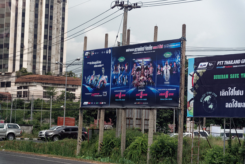 ブリーラムの街中にはいたるところにMotoGP開催を告知する看板が