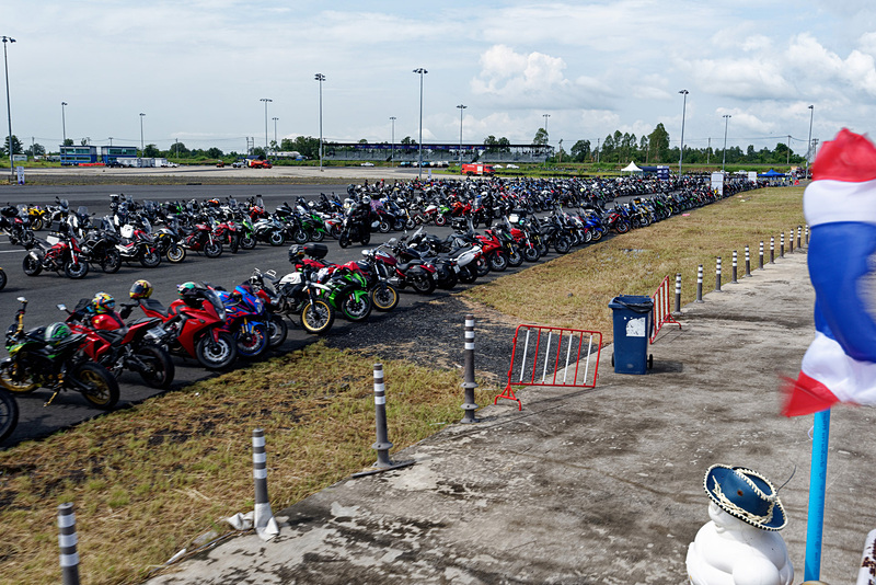 バイクメーカーごとに専用駐車場を設けていたりもするようだ。ただ、駐車場以外の空きスペースに自由に停めている人も多い