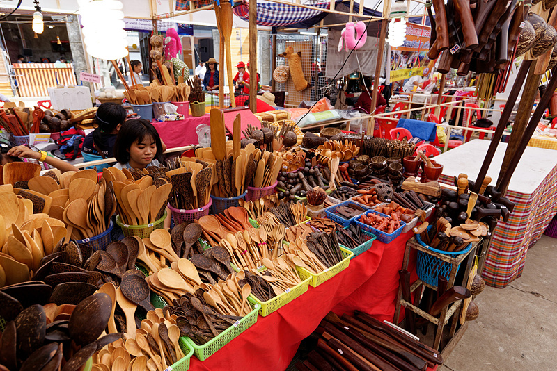 GATE1付近にはショッピングが楽しめる出店がずらり