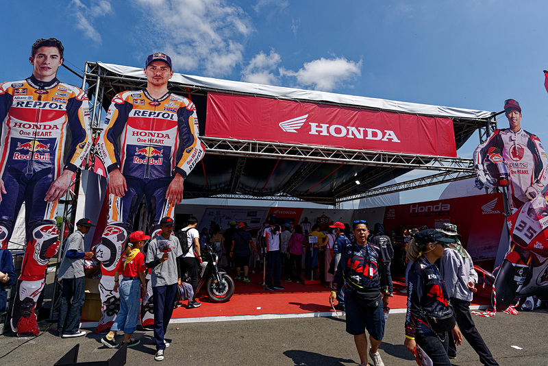 ホンダのブースでは選手の巨大パネルと車両が展示。グッズ販売もしていた
