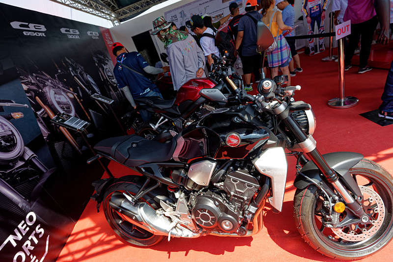 ホンダのブースでは選手の巨大パネルと車両が展示。グッズ販売もしていた