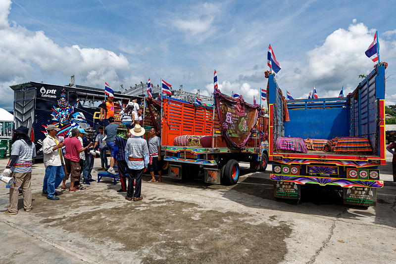 数え切れないほどのバスが動員されている
