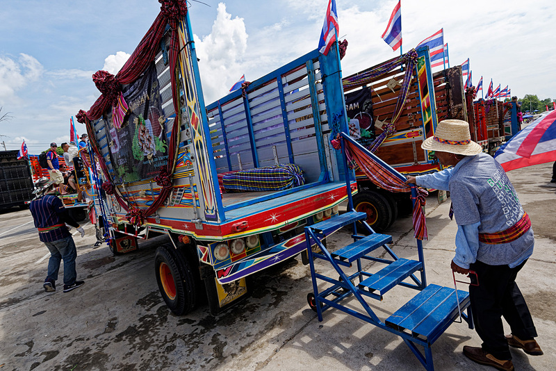 荷台に乗るための階段がセットされた
