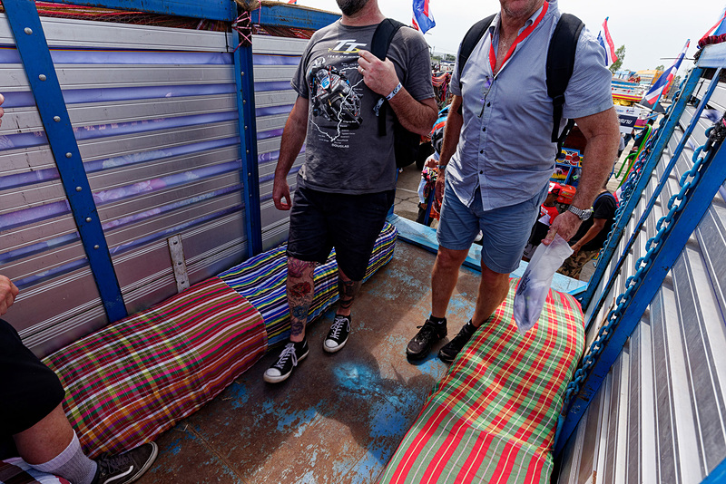 続々乗り込んでくる