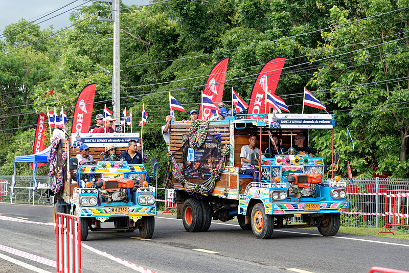 大勢を乗せて次の下車ポイントへ