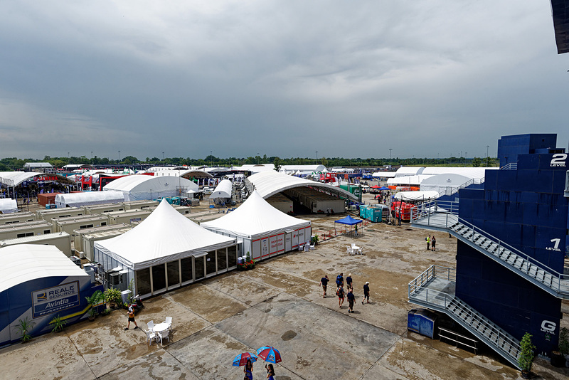 グランドスタンド側から見たところ。手前はレース関係者専用エリアで、その向こうがブースエリアとなる