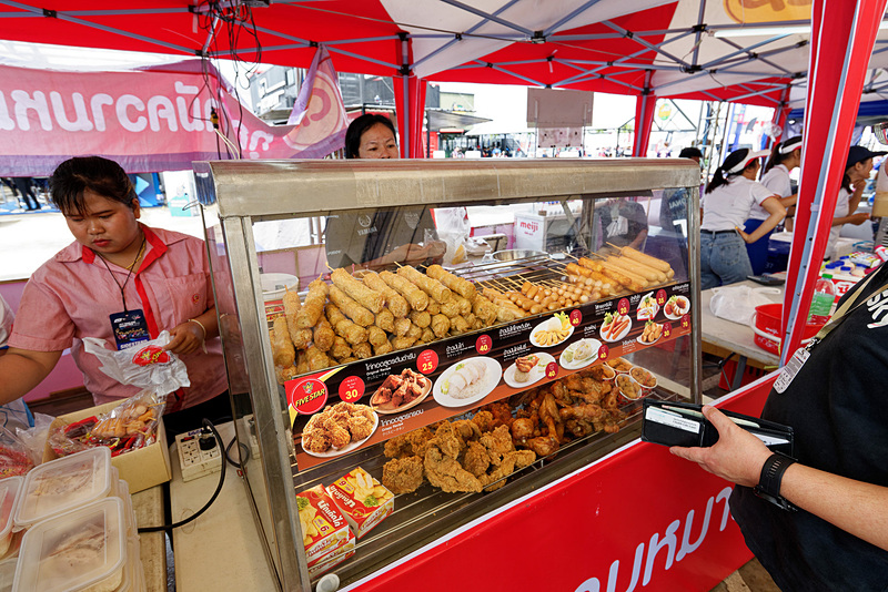 タイの屋台ではオーソドックスなメニューが並ぶ