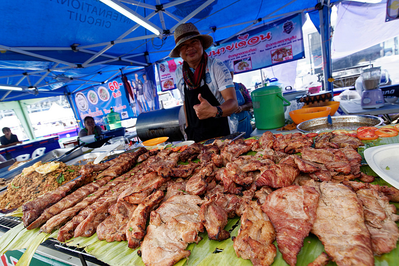 タイの屋台ではオーソドックスなメニューが並ぶ