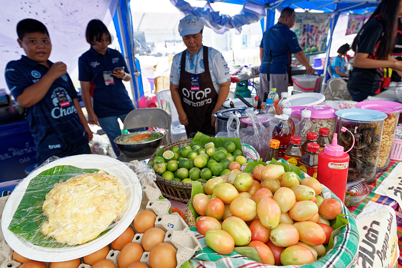タイの屋台ではオーソドックスなメニューが並ぶ