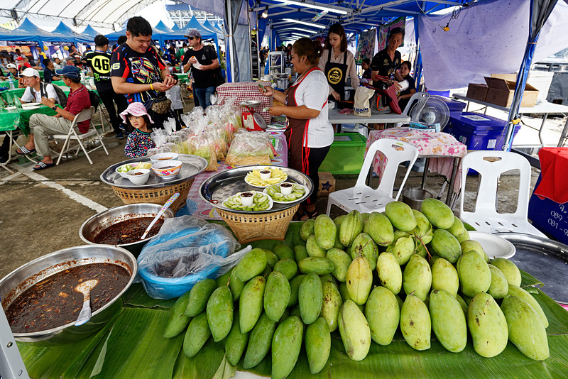 タイの屋台ではオーソドックスなメニューが並ぶ