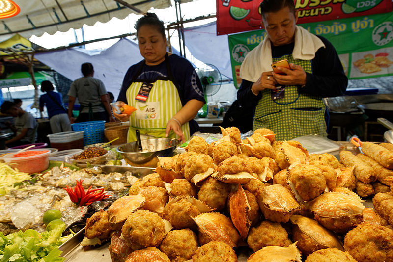 個人的には食べたことのないカニの甲羅の丸揚げに……