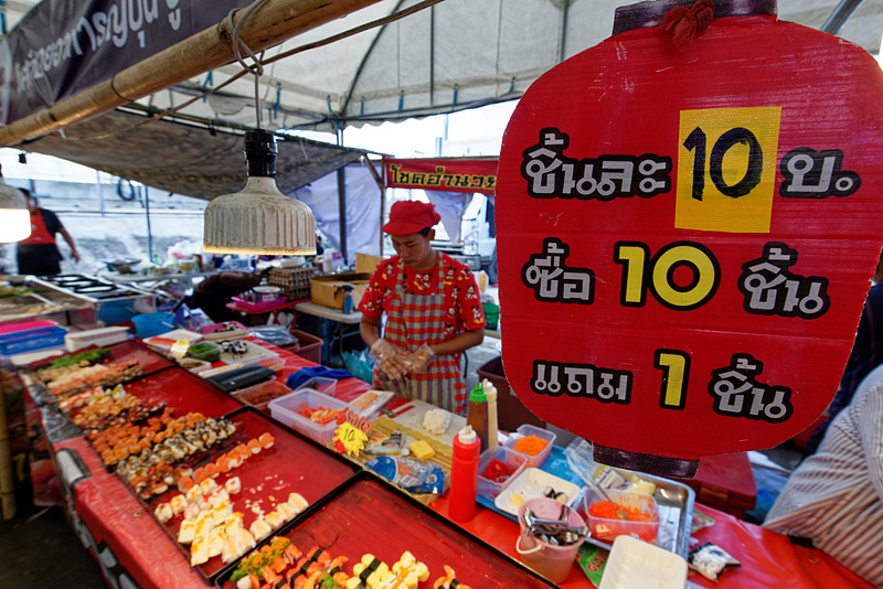 お寿司もある。しかも一貫10バーツ（約36円）と激安だ