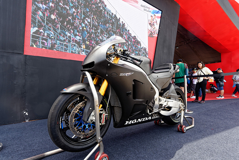 外装がカーボンの色そのままのMotoGPレプリカマシン「RC213V-S」も飾っていた。お値段870万バーツ（約3120万円。日本で買うより1000万円ほど高い）