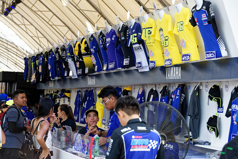 ヤマハブースにはほかのパーツ・用品メーカーのコーナーもあり、どちらかというと物販の比重が大きめ