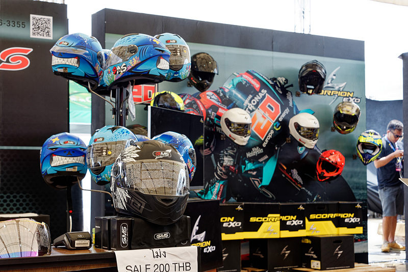 ヤマハブースにはほかのパーツ・用品メーカーのコーナーもあり、どちらかというと物販の比重が大きめ