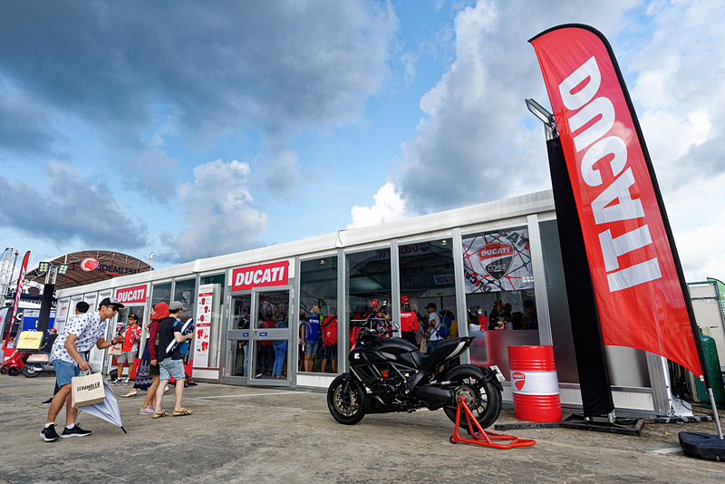 スズキとドゥカティのブース