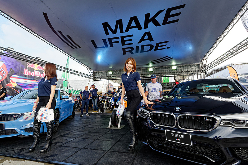 MotoGPにセーフティカーなどを提供しているBMWのブース