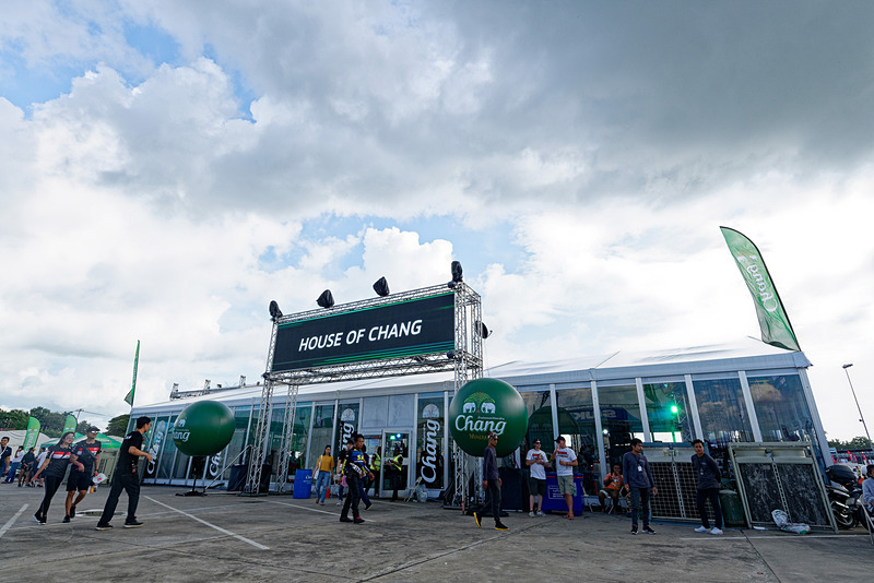 サーキットの名前にもなっている、チャーンビールで有名なチャーンのブース。屋内型のブースでビールを注文したり、休憩したりできる