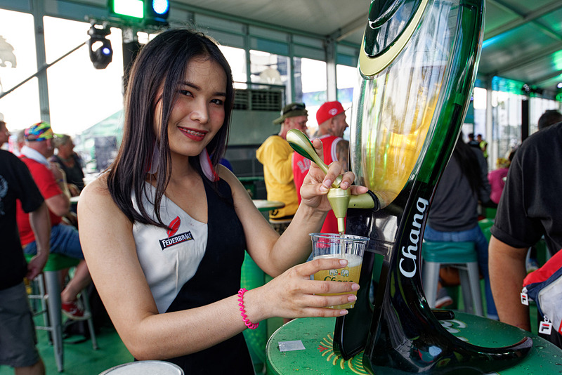 サーキットの名前にもなっている、チャーンビールで有名なチャーンのブース。屋内型のブースでビールを注文したり、休憩したりできる