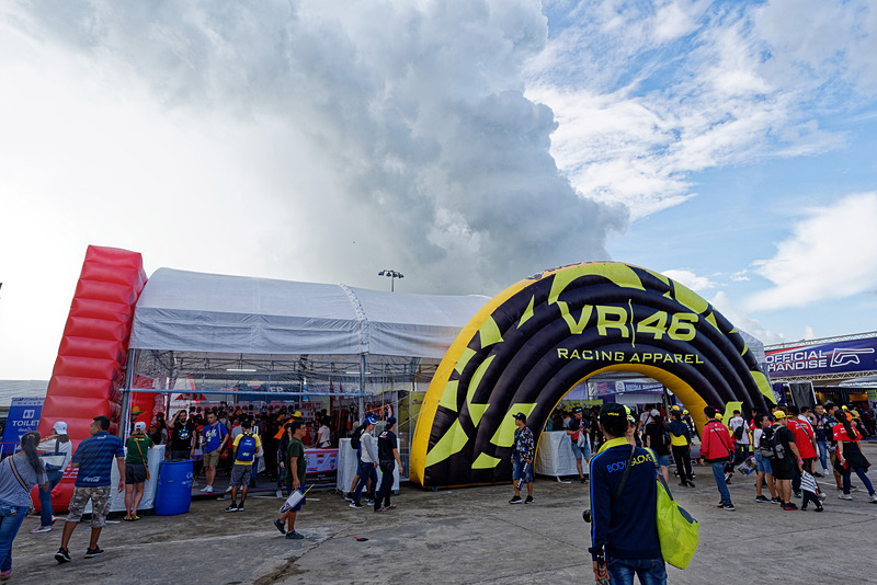 MotoGPのスター選手、バレンティーノ・ロッシ選手のグッズが買えるブース