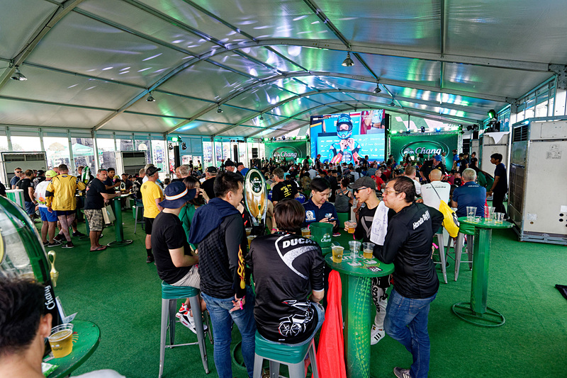 チャーンのブース内に大型ディスプレイ