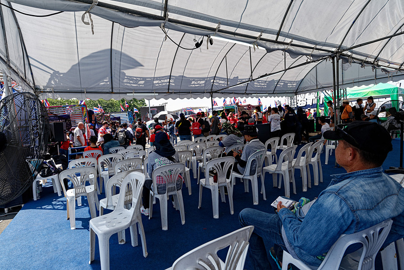 GATE1付近にも大型ディスプレイ。座席もあるが、すぐ前をバスや人が頻繁に行き交うため、ちょっと微妙……