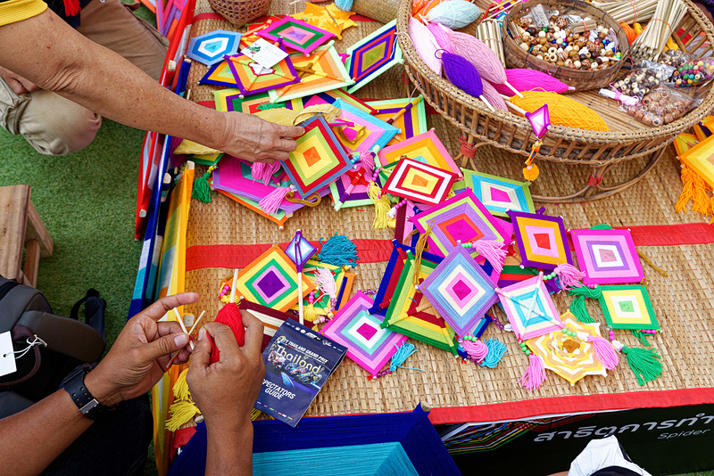 色とりどりの毛糸を十字にした骨組に巻き付け、四角形・六角形・八角形の飾り「スパイダーフラッグ」を作る