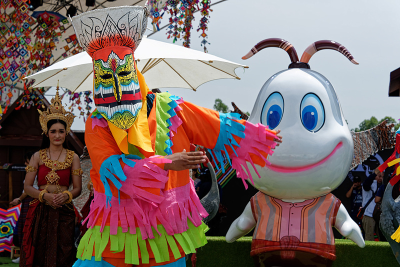 伝統的な踊りと演奏を披露