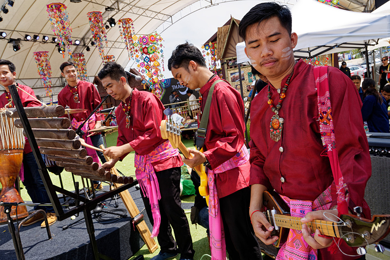 伝統的な踊りと演奏を披露