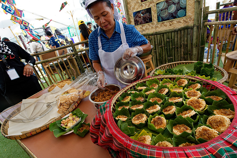 イサーン地方やブリーラムの伝統料理が無料で振る舞われる。タイ米のおこげ料理と大きな煎餅