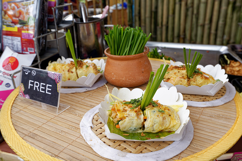 ブリーラムスタイルの卵焼きで包んだパッタイ