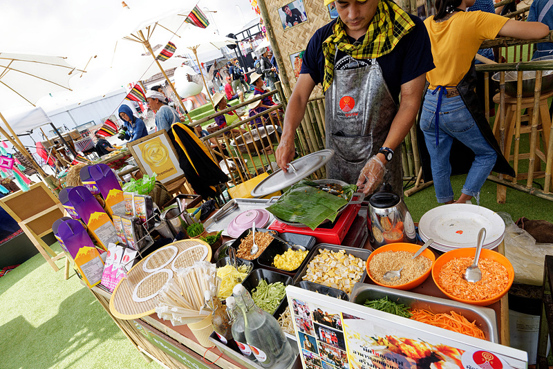 ブリーラムスタイルの卵焼きで包んだパッタイ