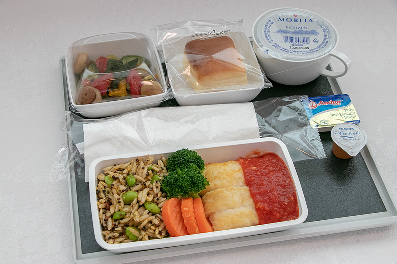 スーパーフードを取り入れたエコノミークラスのメニュー