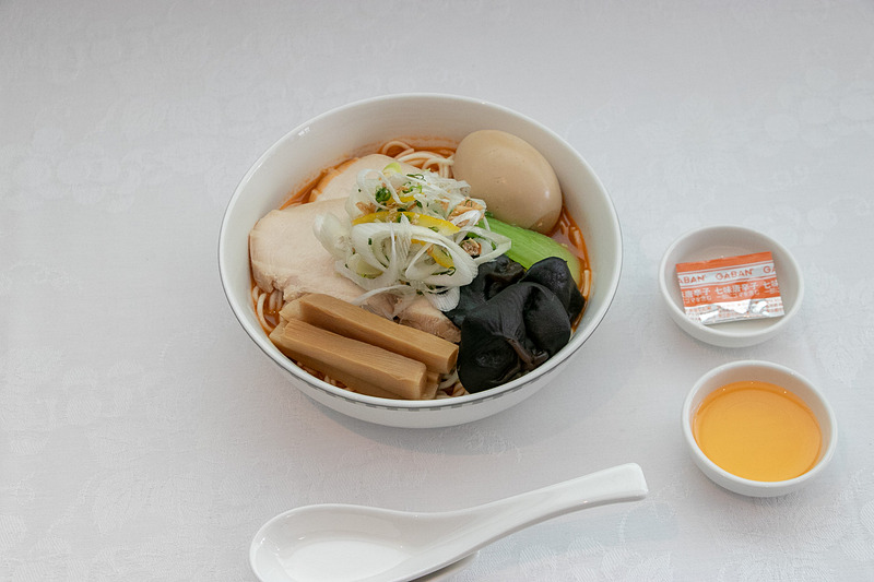 ラーメン店「けいすけ」（グランキュイジーヌ）とコラボレーションしたラーメンをビジネスクラスで提供