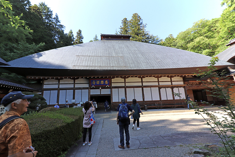 天長年間（824年～834年）に開かれたという信州最古の禅寺「安楽寺」