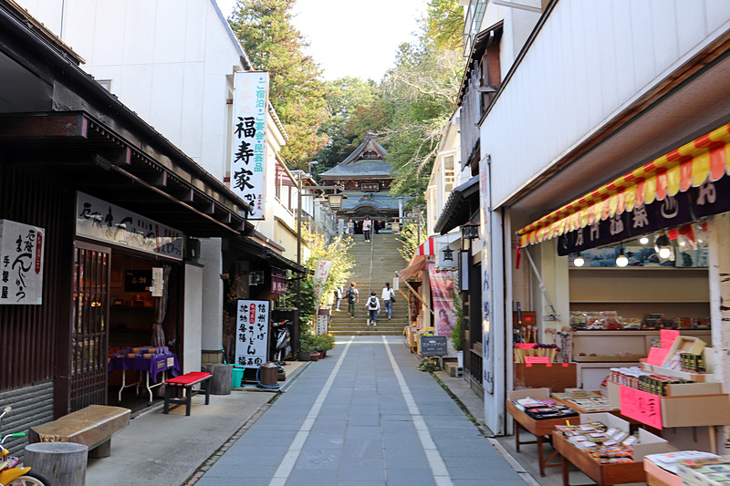 「北向観音堂」に向かう温泉街。ゆったりした懐かしい雰囲気