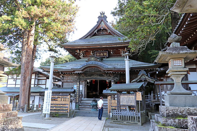 長野市の善光寺と向き合って建てられ、厄除観音として知られる「北向観音堂」。善光寺が来世の利益、北向観音が現世の利益をもたらすという
