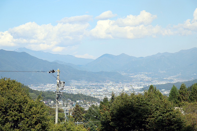 境内からの眺め。美しい山々と上田市の街並みが広がる