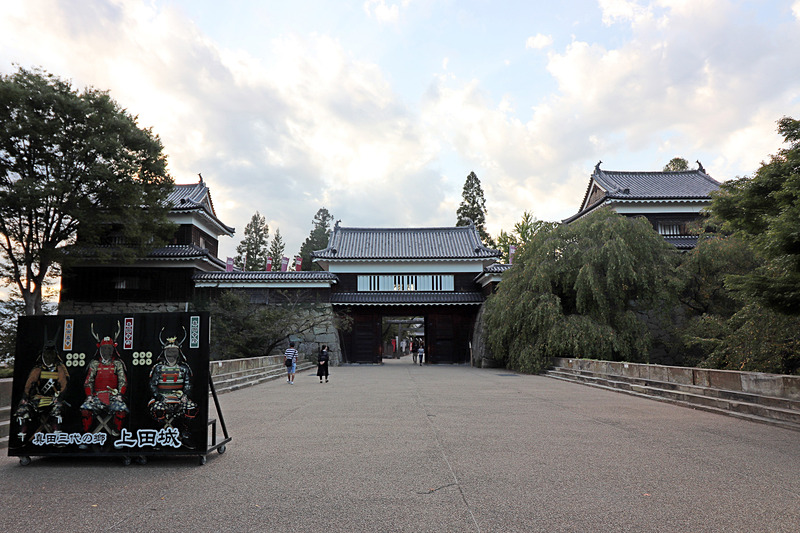 上田城跡公園の「上田城 南櫓・北櫓・東虎口櫓門」。天正11年（1583年）、真田昌幸により築城。春の桜や秋の紅葉の美しさでも知られている