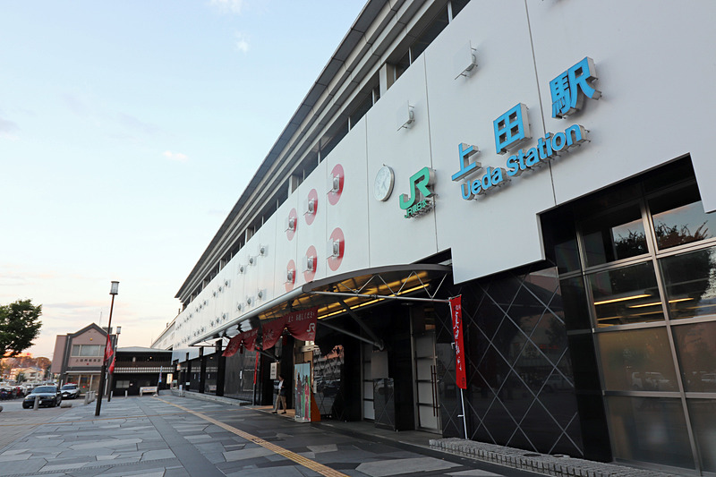 上田駅前広場には、真田幸村（信繁）の騎馬像や、「枡網用水」の大きな木製水車なども設置されている