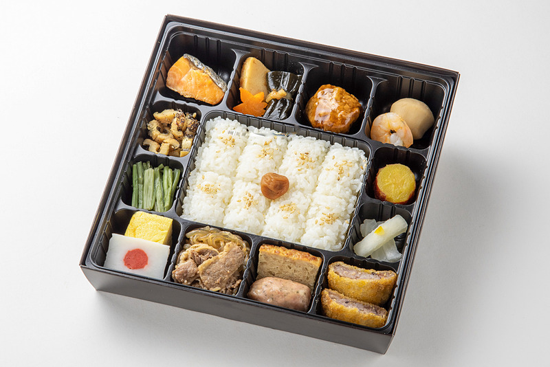 内容は白飯＋梅干し（日の丸）、日の丸蒲鉾、鮭塩焼き、タケノコ土佐煮、昆布巻き、人参煮、肉団子、小芋煮、海老煮、さつまいも甘煮、大根漬け物、たこかつ、つくね松風焼き、バジルウインナー、すきやき煮（牛肉、糸こんにゃく）、だし巻き玉子、山菜煮、刻み穴子煮