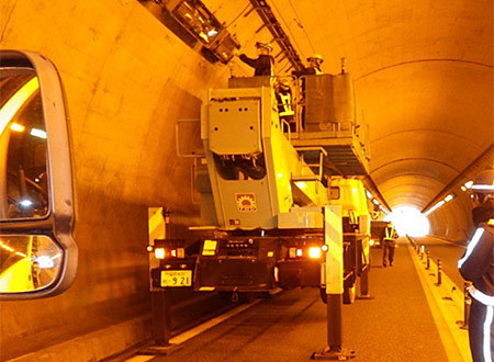 トンネル照明灯具取替工事