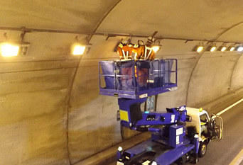 トンネル内設備点検状況
