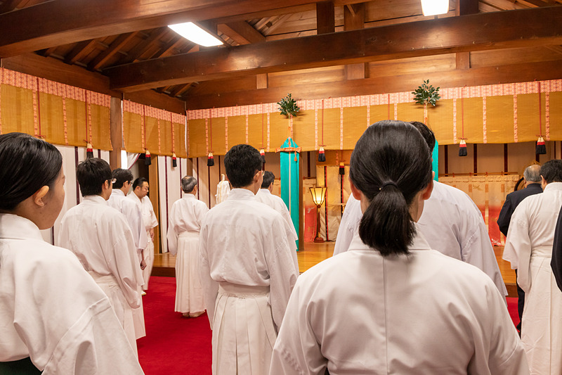 神職をはじめとする橿原神宮の職員が毎朝集い、大祓詞と神社拝詞を奏上する。二拝二拍手一拝などの所作が美しい