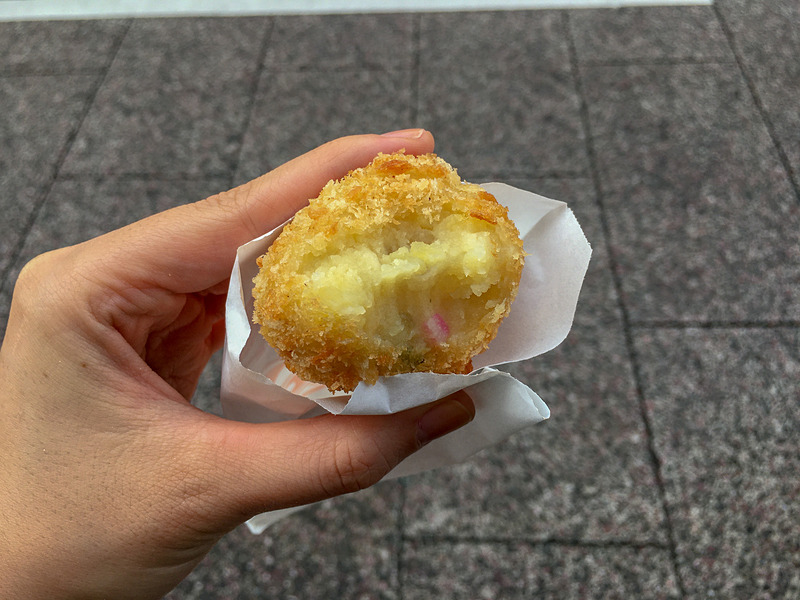 念願のおでんコロッケ。中の大根の出汁がジュワッと広がって芋と好相性