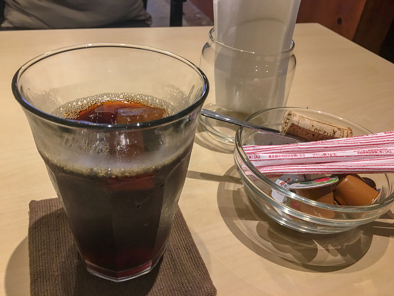 グリーンが多く、ソファ席でくつろげる店内。コーヒーも美味しい