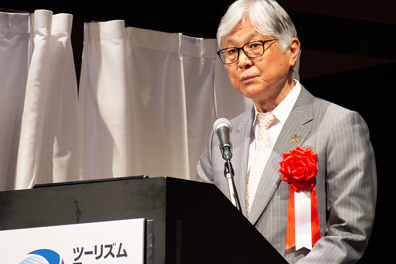 講評するUNWTO（国連世界観光機関）駐日事務所代表 本保芳明氏