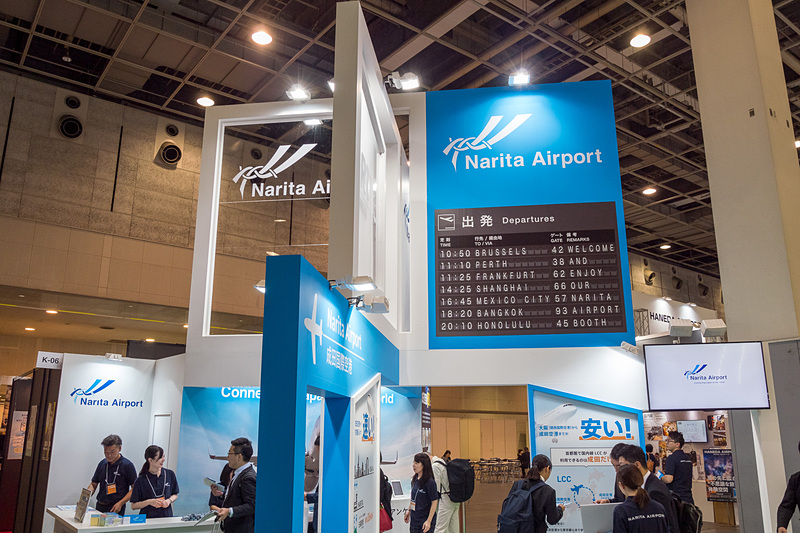 世界への扉をイメージした成田国際空港のブース