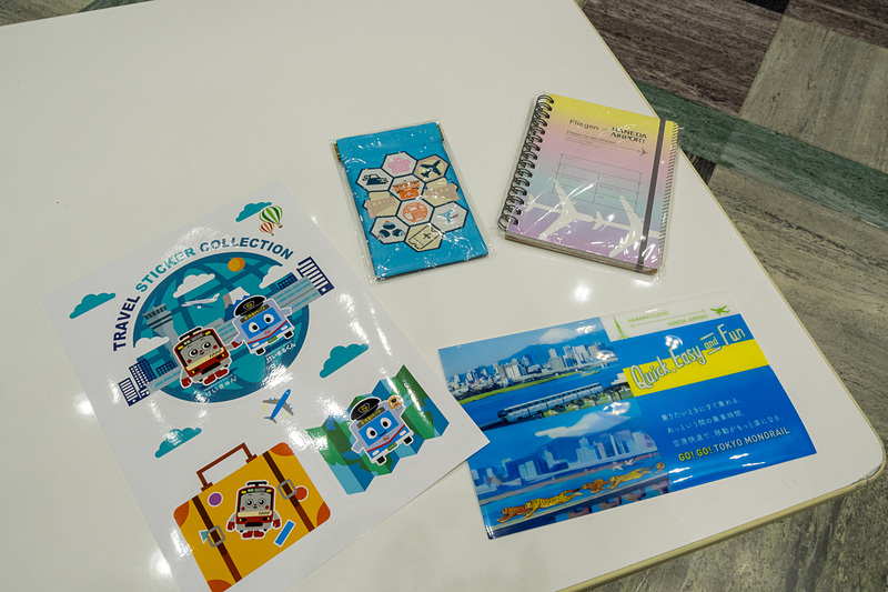 「まほうのドア」を体験した人に、東京国際空港ターミナルのバネ口ケースなど共同出展各社のオリジナルグッズをプレゼント