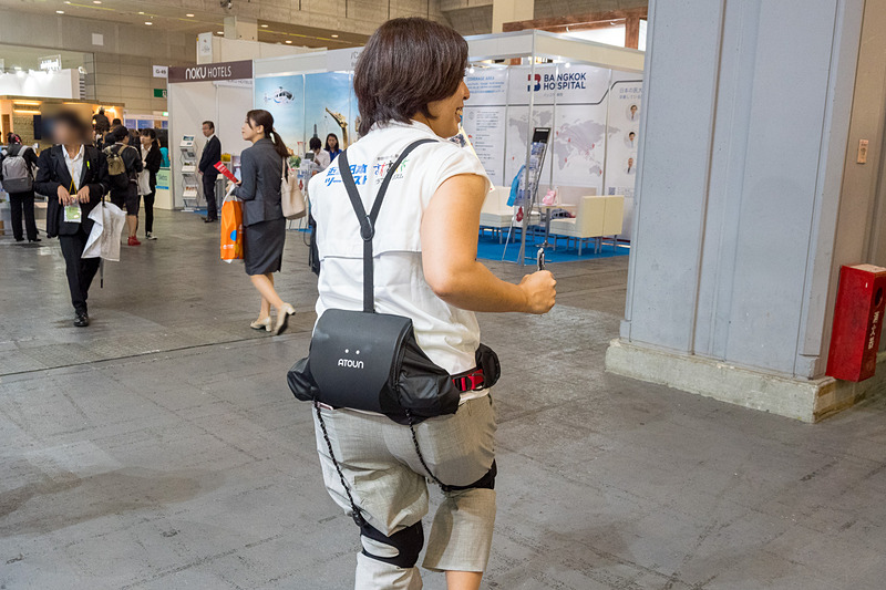 京都の嵐山・嵯峨野などを歩いてまわるユニバーサルツアー使用するATOUNの歩行支援ロボット「HIMICO」も体験できる